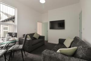 Χώρος καθιστικού στο Chesterfield 2 Bed Apt - Sleeps 5 - Ideal for Workers - Hosted by StayHostSave
