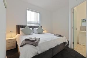 Ένα ή περισσότερα κρεβάτια σε δωμάτιο στο Chesterfield 2 Bed Apt - Sleeps 5 - Ideal for Workers - Hosted by StayHostSave