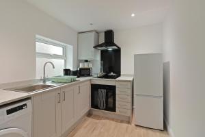 Η κουζίνα ή μικρή κουζίνα στο Chesterfield 2 Bed Apt - Sleeps 5 - Ideal for Workers - Hosted by StayHostSave