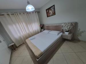 Giường trong phòng chung tại Central Tirana Stay