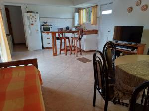 een keuken en woonkamer met een tafel en stoelen bij Casa en Mar de Cobo in Mar de Cobo +4 foto's
