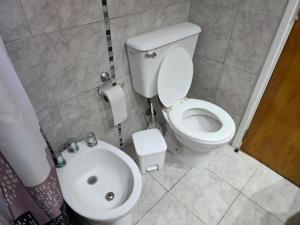een badkamer met toilet en wastafel bij Casa en Mar de Cobo in Mar de Cobo