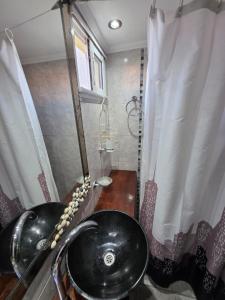 een badkamer met een zwarte wastafel en een douche bij Casa en Mar de Cobo in Mar de Cobo