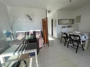 ein Wohnzimmer mit Sofa und Tisch in der Unterkunft Grand studio au Grau-du-Roi proche Seaquarium et plage in Le Grau-du-Roi + 10 Fotos