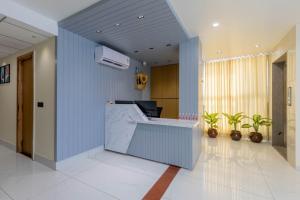 una oficina con recepción en el vestíbulo en hotel monville akota, en Vadodara