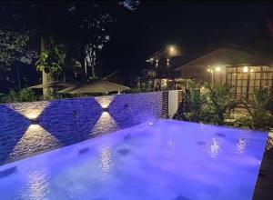 een zwembad in een tuin 's nachts bij Jam's Pool Villa Langkawi in Ulu Melaka