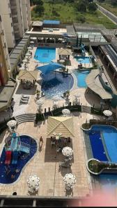eine Aussicht über ein Resort mit 2 Pools und Sonnenschirmen in der Unterkunft RPT 1 -Prive das Thermas 405 C in Caldas Novas