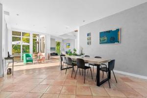 a dining room with a table and chairs at Villa Séquoia Saint-Germain-en-Laye in Saint-Germain-en-Laye