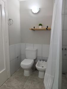 オラバリアにあるDepartamento céntrico planta bajaのトイレと洗面台を備えた白いバスルーム +16枚の写真