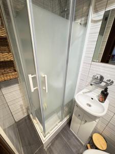 Koupelna v ubytování Apartament- mieszkanie blisko centrum