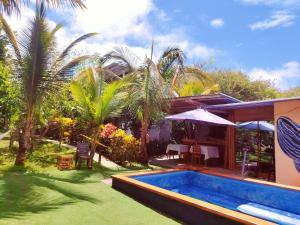 a backyard with a swimming pool and a house at Homestay Natural Paradise habitación 1 in San Cristóbal