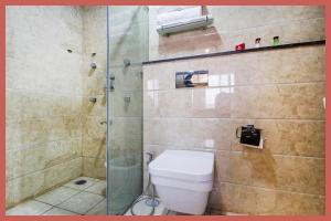 O baie la Hotel Budget Kashika G House Near Kashi Vishwanath Temple - Dashashwamedh Ghat - Room Service & Free Wi-fi Facilities # Spacious and Fully Air Conditioned Rooms - Best Guest House In Varanasi