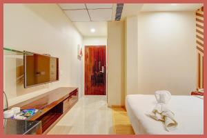 Un pat sau paturi într-o cameră la Hotel Budget Kashika G House Near Kashi Vishwanath Temple - Dashashwamedh Ghat - Room Service & Free Wi-fi Facilities # Spacious and Fully Air Conditioned Rooms - Best Guest House In Varanasi