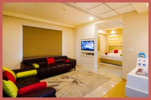 Un televizor și/sau centru de divertisment la Hotel Budget Kashika G House Near Kashi Vishwanath Temple - Dashashwamedh Ghat - Room Service & Free Wi-fi Facilities # Spacious and Fully Air Conditioned Rooms - Best Guest House In Varanasi