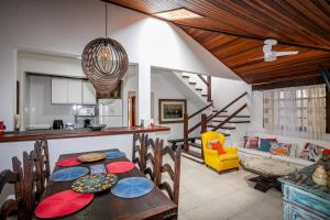 Η κουζίνα ή μικρή κουζίνα στο Charmosa casa com piscina em Búzios