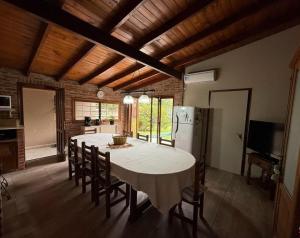 Η κουζίνα ή μικρή κουζίνα στο Chalet con Pileta Bandurrias - Mar del Plata