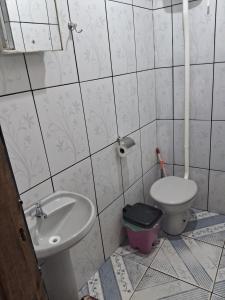 a bathroom with a sink and a toilet at Recanto feliz in São Thomé das Letras