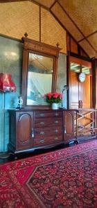 - une commode avec un miroir au-dessus dans l'établissement Camelliana Horizon Pongyang, à Mae Rim