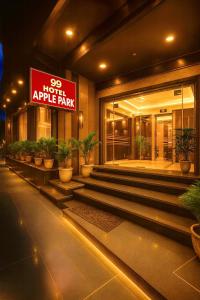 新德里99 HOTEL APPLE PARK With - FREE AIRPORT PICKUP DELHI AIRPORT的一栋建筑，上面挂着“苹果公园酒店”的招牌。