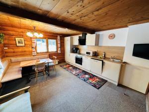 Una cocina con una mesa y un comedor. en Ferienhaus Unterkircher-Wallner, en Heiligenblut
