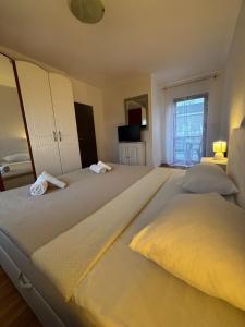 Giường trong phòng chung tại Apartman Sukošan Elvis