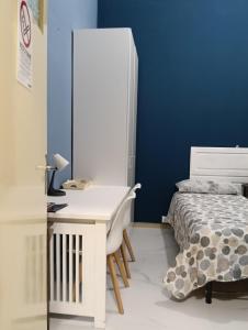 a bedroom with a white desk and a bed at traivicolidifoligno in Foligno