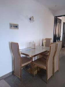 tavolo da pranzo con sedie e tavolo in legno di Studio Meublé Bonamoussadi 4è a Bonamoussadi Altre 2 foto