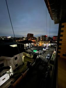 vista di una città di notte con parcheggio di Studio Meublé Bonamoussadi 4è a Bonamoussadi