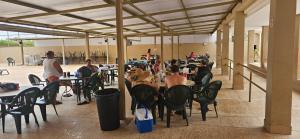 eine Gruppe von Personen, die an Tischen in einem Gebäude sitzen in der Unterkunft RPT 1 -Prive das Thermas 405 C in Caldas Novas