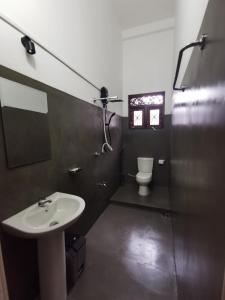 un baño con lavabo e inodoro en Green Relax Villa, en Mirissa 10 fotos más