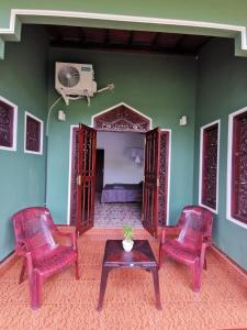 una habitación con una cama y dos sillas y una mesa en Green Relax Villa, en Mirissa