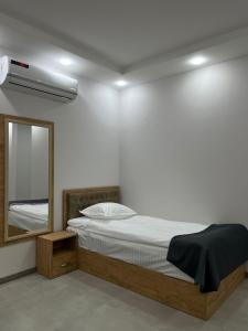 Harutyunyants Hall في إيجيفان: غرفة بيضاء مع سرير ومرآة +16 صورة