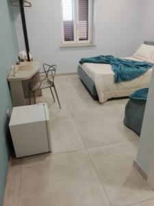 Regia Dimora في إبولي: غرفة بيضاء بسرير وطاولة وكرسي +4 صور