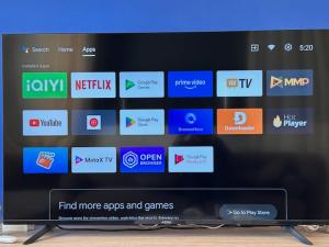 TV a/nebo společenská místnost v ubytování Modern Apt with sea view and10min to stadiums