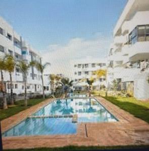 Bazén v ubytování Modern Apt with sea view and10min to stadiums nebo v jeho okolí