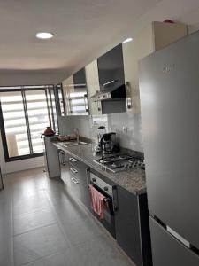 Kuchyň nebo kuchyňský kout v ubytování Modern Apt with sea view and10min to stadiums