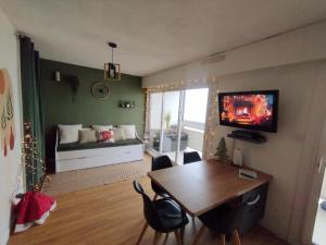 Μια τηλεόραση ή/και κέντρο ψυχαγωγίας στο L'Emeraude, les pieds dans l'eau