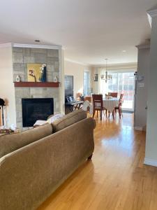 Cozy bedroom in family house 2 في لونغويل: غرفة معيشة مع أريكة ومدفأة