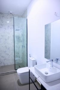 O baie la Azusa Hotel and Apartments