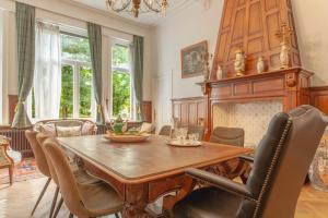 Posezení v ubytování Renovated villa with jacuzzi at Genk