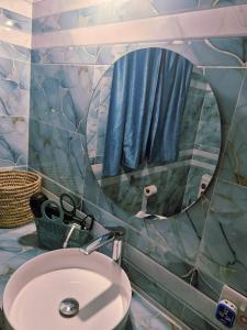 un baño con lavabo y espejo en GHhome Zanzibar, en Pingwe