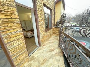 een balkon van een huis met een stenen muur bij Regim parc in Craiova