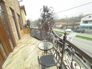 een balkon met een tafel en een smeedijzeren hek bij Regim parc in Craiova