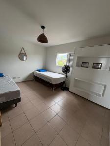 Un pat sau paturi într-o cameră la Triplex no litoral