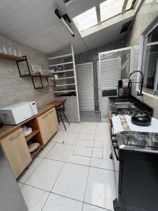 O bucătărie sau chicinetă la Triplex no litoral