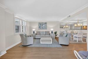 Khu vực ghế ngồi tại Luxury Beachfront Condo in Siesta Key