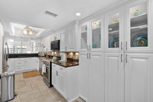 Nhà bếp/bếp nhỏ tại Luxury Beachfront Condo in Siesta Key