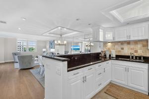 Nhà bếp/bếp nhỏ tại Luxury Beachfront Condo in Siesta Key