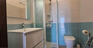 een badkamer met douche, wastafel en toilet bij Villetta Mirion in Marina San Gregorio +3 foto's