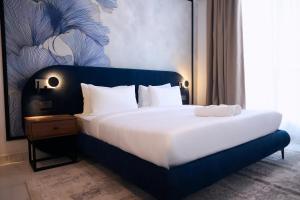 Un pat sau paturi într-o cameră la Azusa Hotel and Apartments +23 fotografii